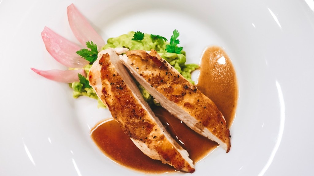 Kuřecí prsíčka s omáčkou z cideru, šťouchaným hráškem a nakládanými&nbsp;šalotkami